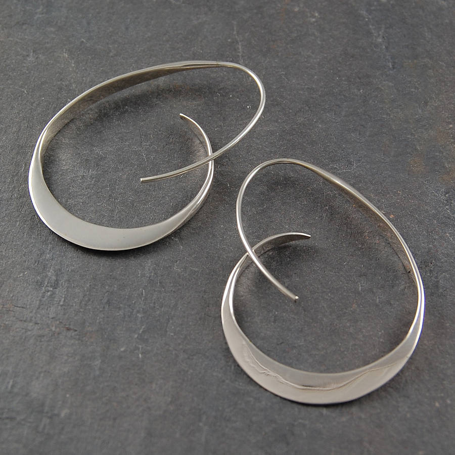 Pendientes de espiral de Vega Madrid con diseño moderno y elegante en acabado metálico brillante.