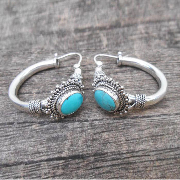 Pendientes vintage de turquesa de Vega Madrid, con diseño clásico y detalles en plata, sobre un fondo neutro.