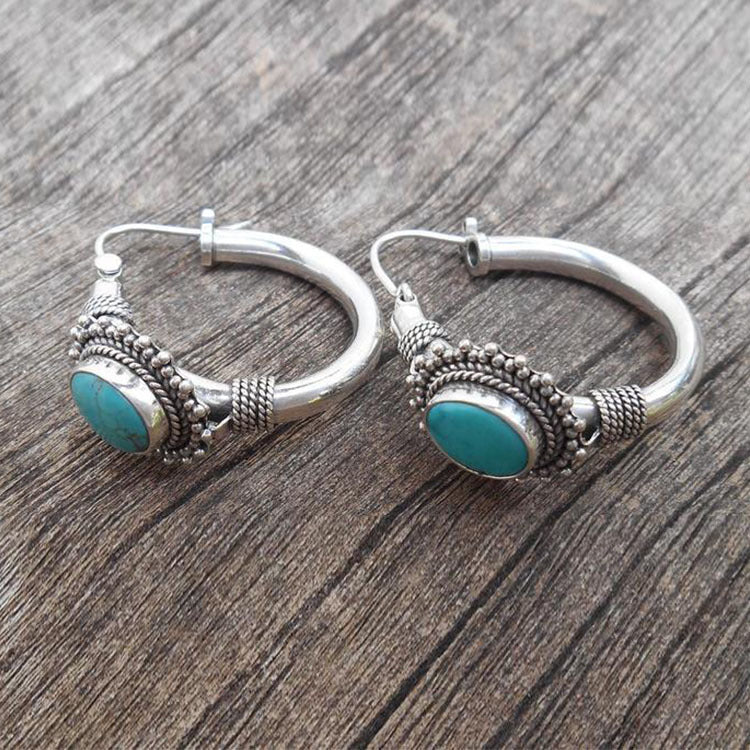 Pendientes vintage de turquesa de Vega Madrid, con diseño clásico y detalles ornamentales, en un fondo neutro.