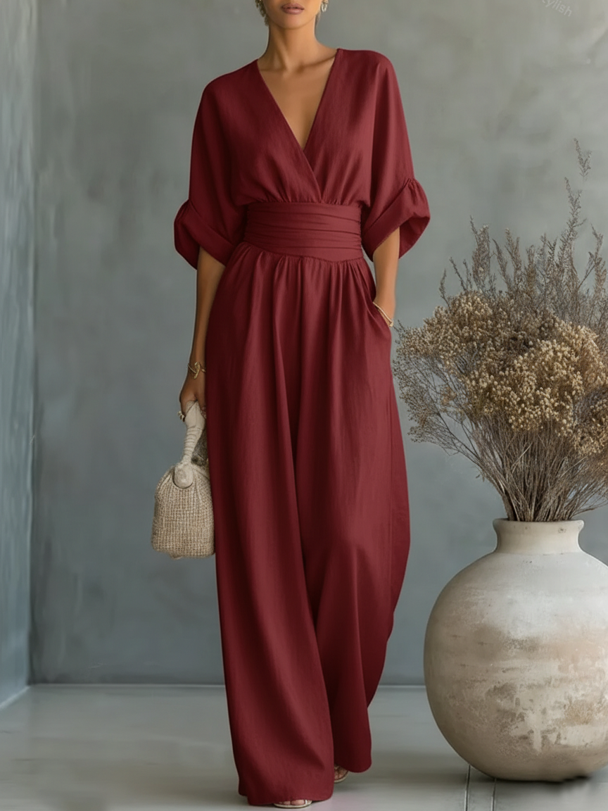 Belén de Vega Madrid con mono elegante, cuello en V y cintura alta, vestido de estilo sofisticado y moderno.