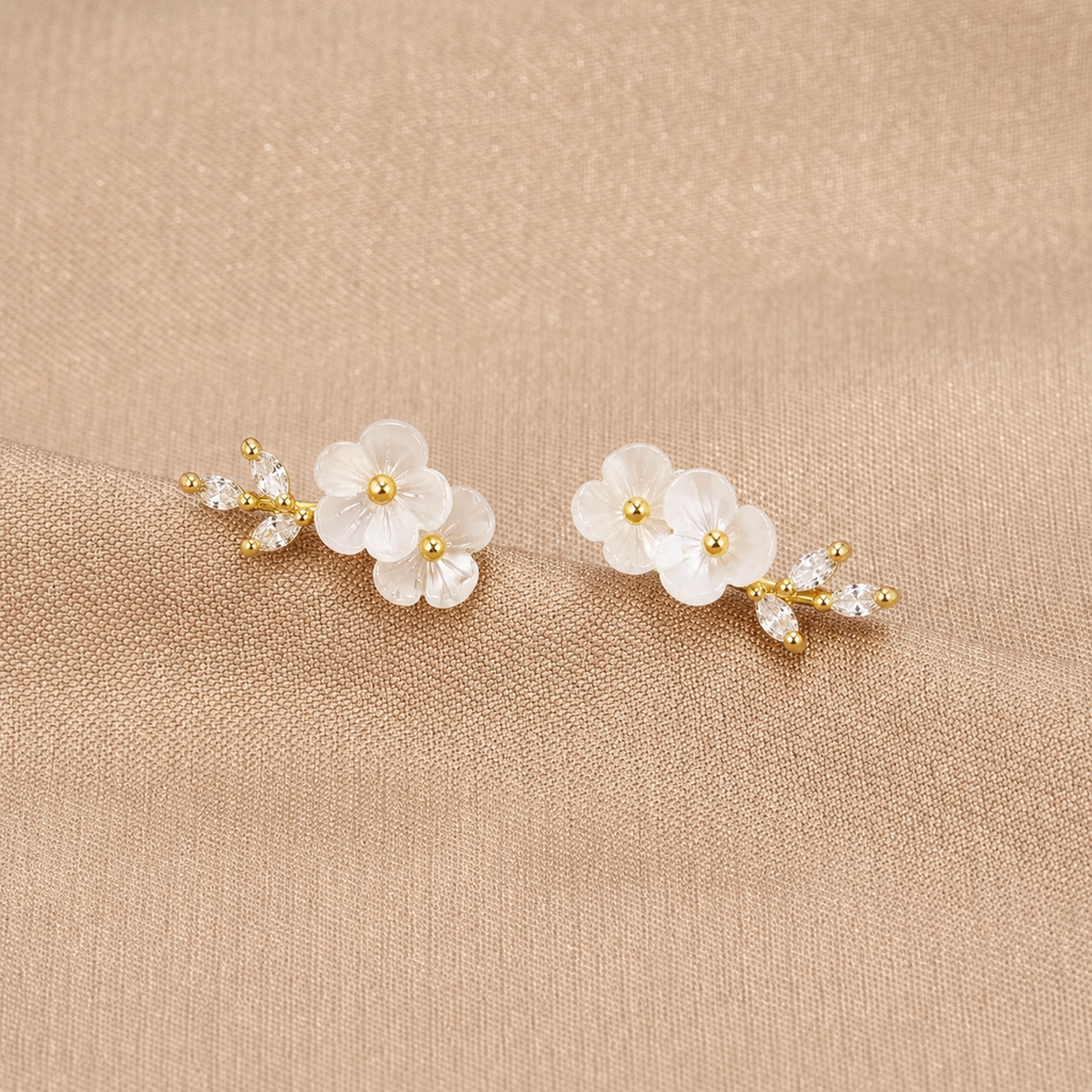 Pendientes Crystal Flor Blanca de Vega Madrid, con diseño de flor de cristales blancos y detalles elegantes para ocasiones especiales.