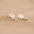 Pendientes Crystal Flor Blanca de Vega Madrid, con diseño de flor de cristales blancos y detalles elegantes para ocasiones especiales.