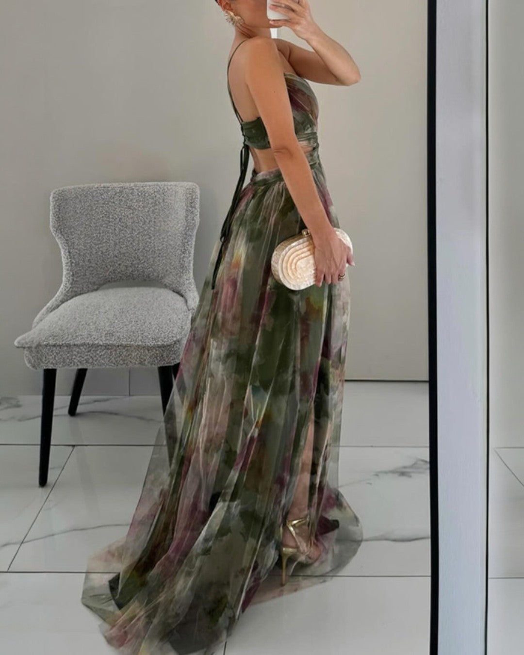 Vestido largo fluido con estampado de Vega Madrid, modelo Carla, mostrando el diseño y detalle del vestido en color vibrante.
