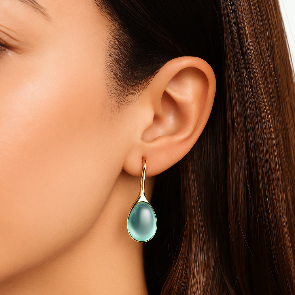 Pendientes colgantes dorados y plateados de Vega Madrid con diseño elegante y detalles brillantes, ideales para ocasiones especiales.