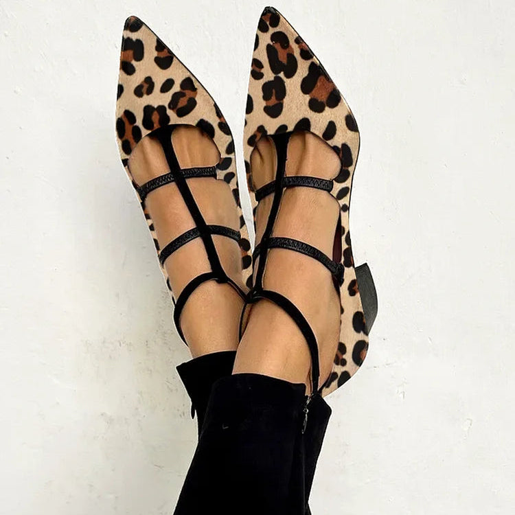 Bailarina Leopardos Bridget de Vega Madrid, calzado femenino de tacón bajo con estampado de leopardo y diseño elegante.
