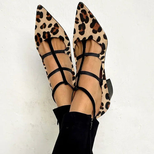 Bailarina Leopardos Bridget de Vega Madrid, calzado femenino de tacón bajo con estampado de leopardo y diseño elegante.