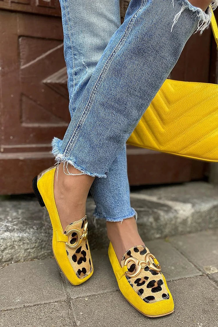 Mocasín leopardado en mostaza de Vega Madrid, calzado cómodo para mujer con diseño elegante y estampado de animal print.