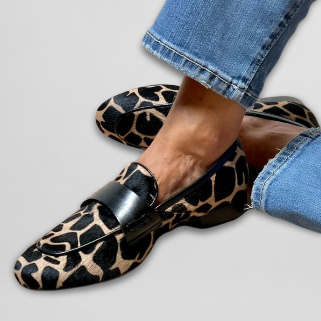 Mocasines Katie de Vega Madrid con estampado de leopardo, calzado de cuero con diseño elegante y moderno para mujer.