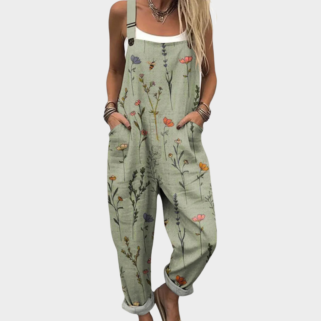 Mono verde salvia con estampado floral de Vega Madrid, vestido largo con mangas largas y cinturilla ajustada.
