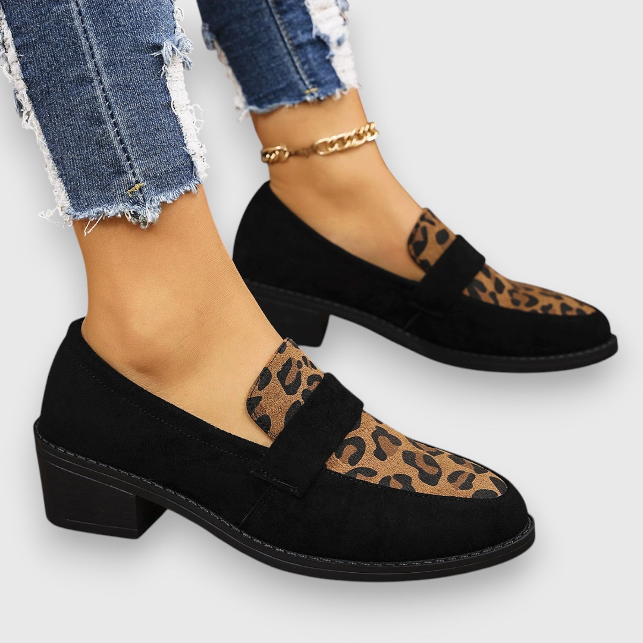 Mocasín safari chic Brunika de Vega Madrid, calzado elegante de estilo safari con diseño moderno y detalles en tonos neutros.