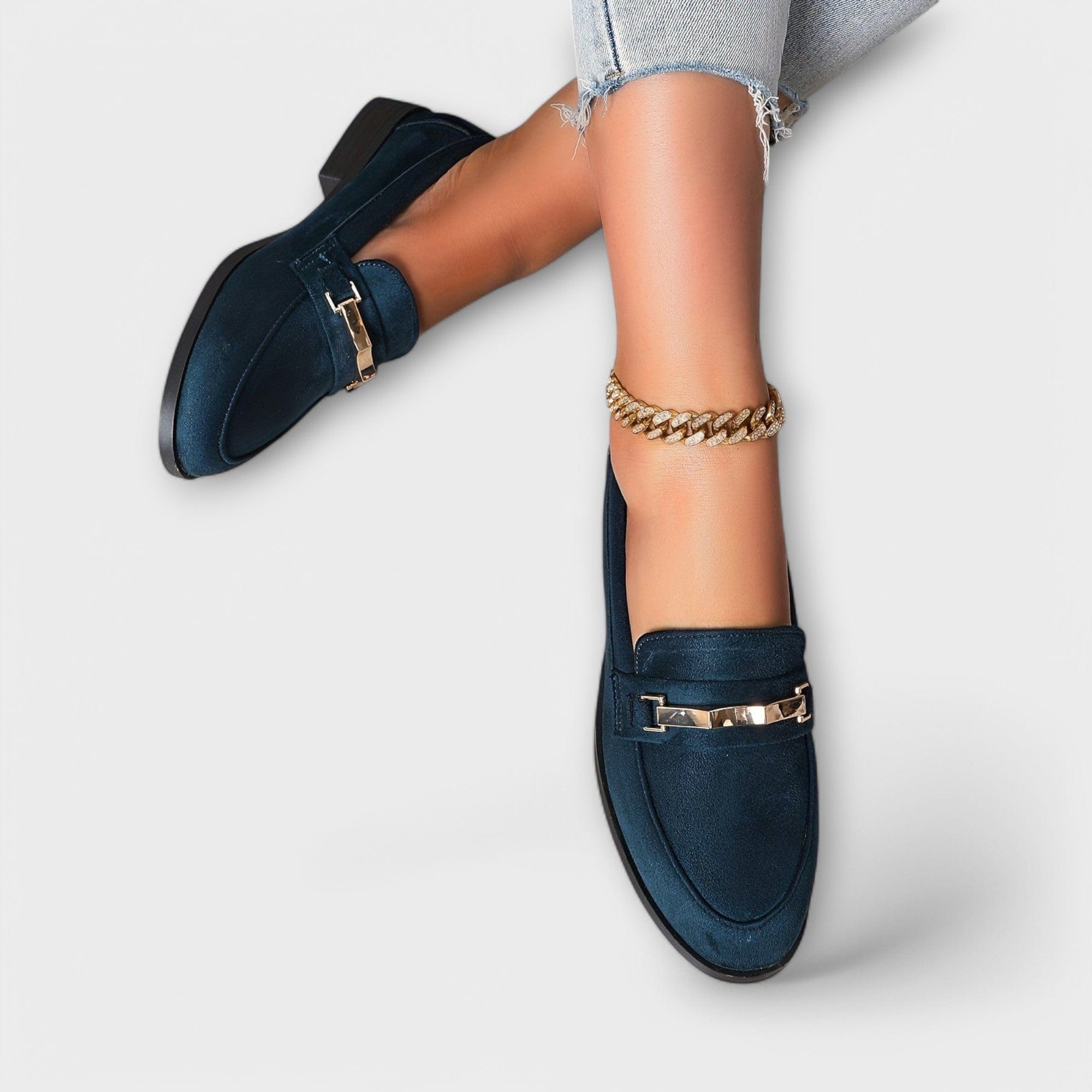 Mocasín azul Valeria de Vega Madrid con detalle metálico, calzado elegante y cómodo para mujer.