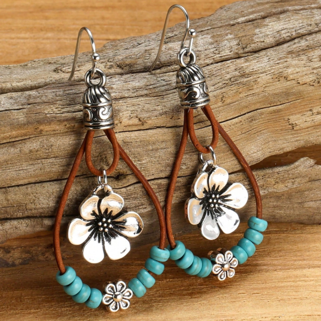 Pendientes boho de plata con diseño de flor y piedra turquesa, estilo natural y elegante de Vega Madrid.
