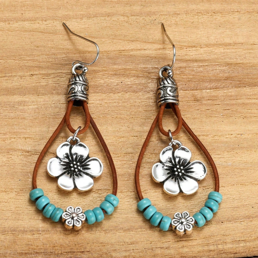 Pendientes boho de plata con diseño de flor y piedra turquesa, estilo vintage de Vega Madrid.
