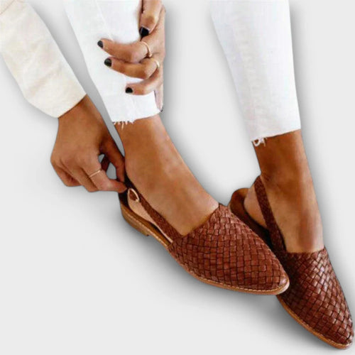 Mocasines trenzados Siena de Vega Madrid, calzado cómodo y elegante en color neutro, con detalles de trenza en la parte superior.