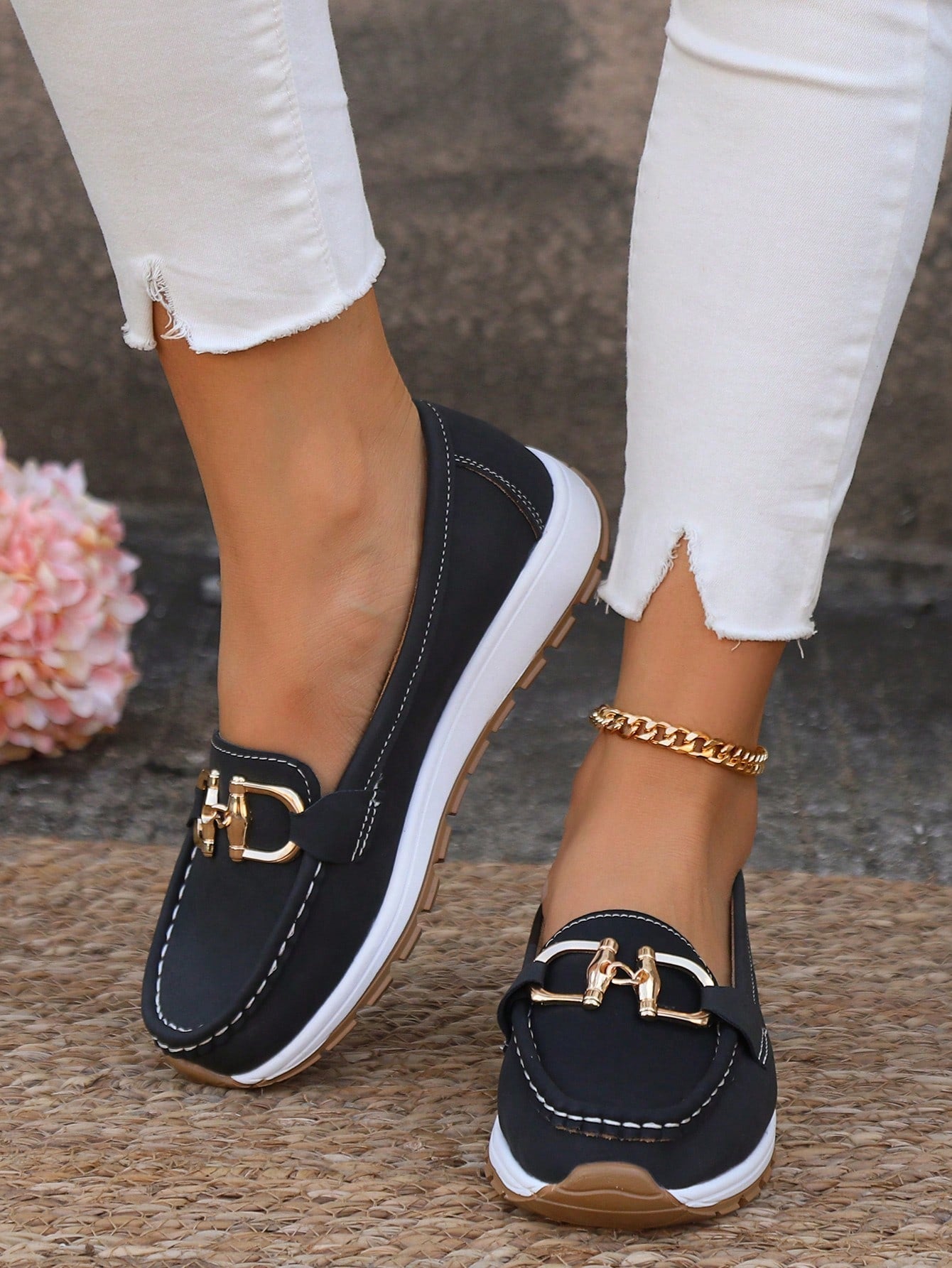 Mocasín de confort chic Ellie de Vega Madrid en color neutro, con detalles elegantes y suela cómoda para uso diario.