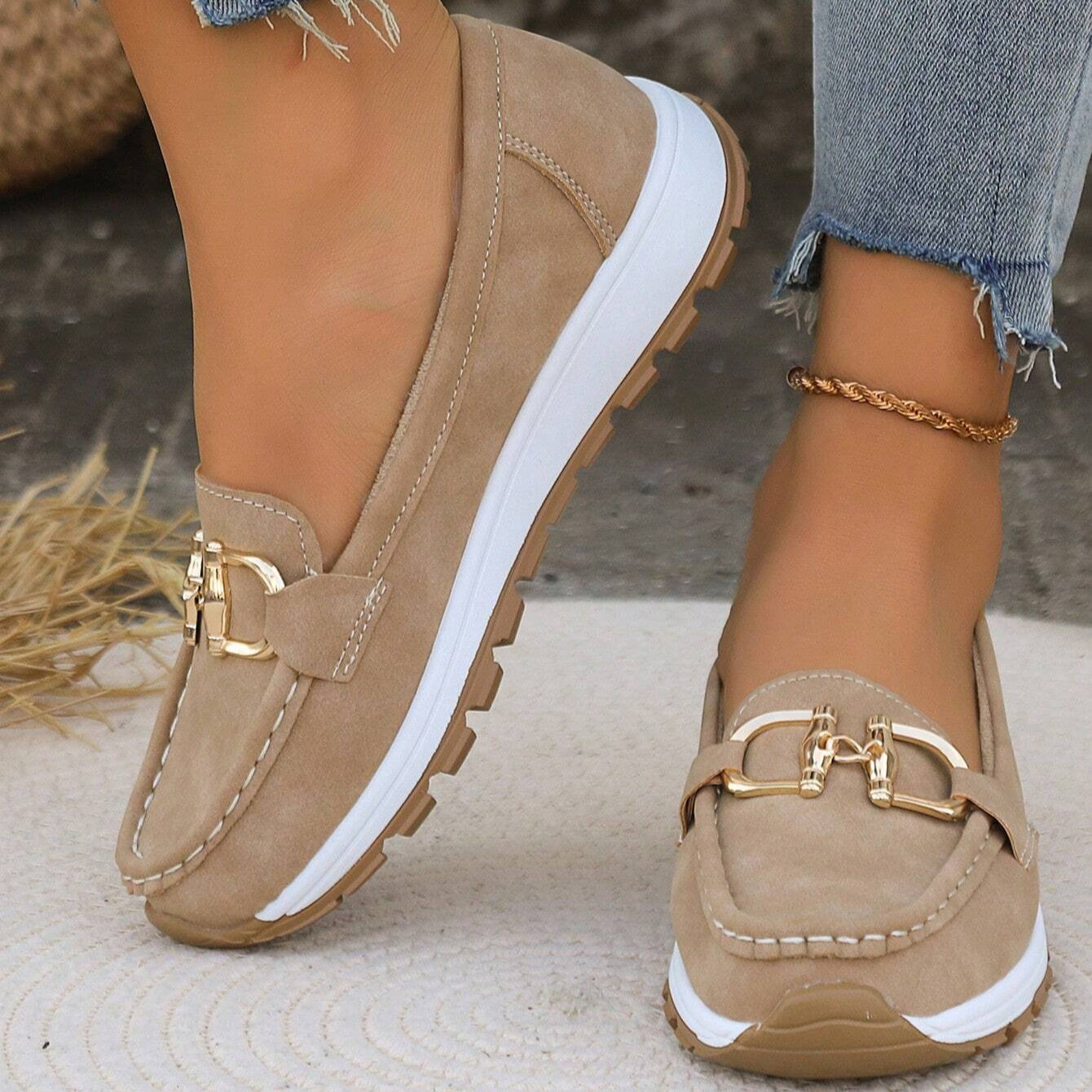 Mocasín cómodo y elegante Ellie de Vega Madrid, calzado de confort con estilo chic en color neutro.