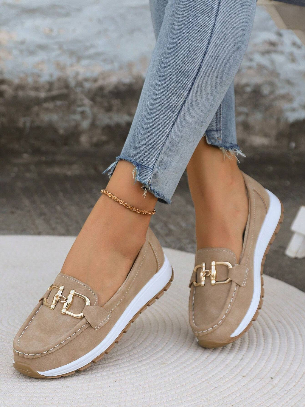 Mocasín de confort chic Vega Madrid Ellie, en color neutro, con diseño elegante y suela antideslizante visible en la imagen