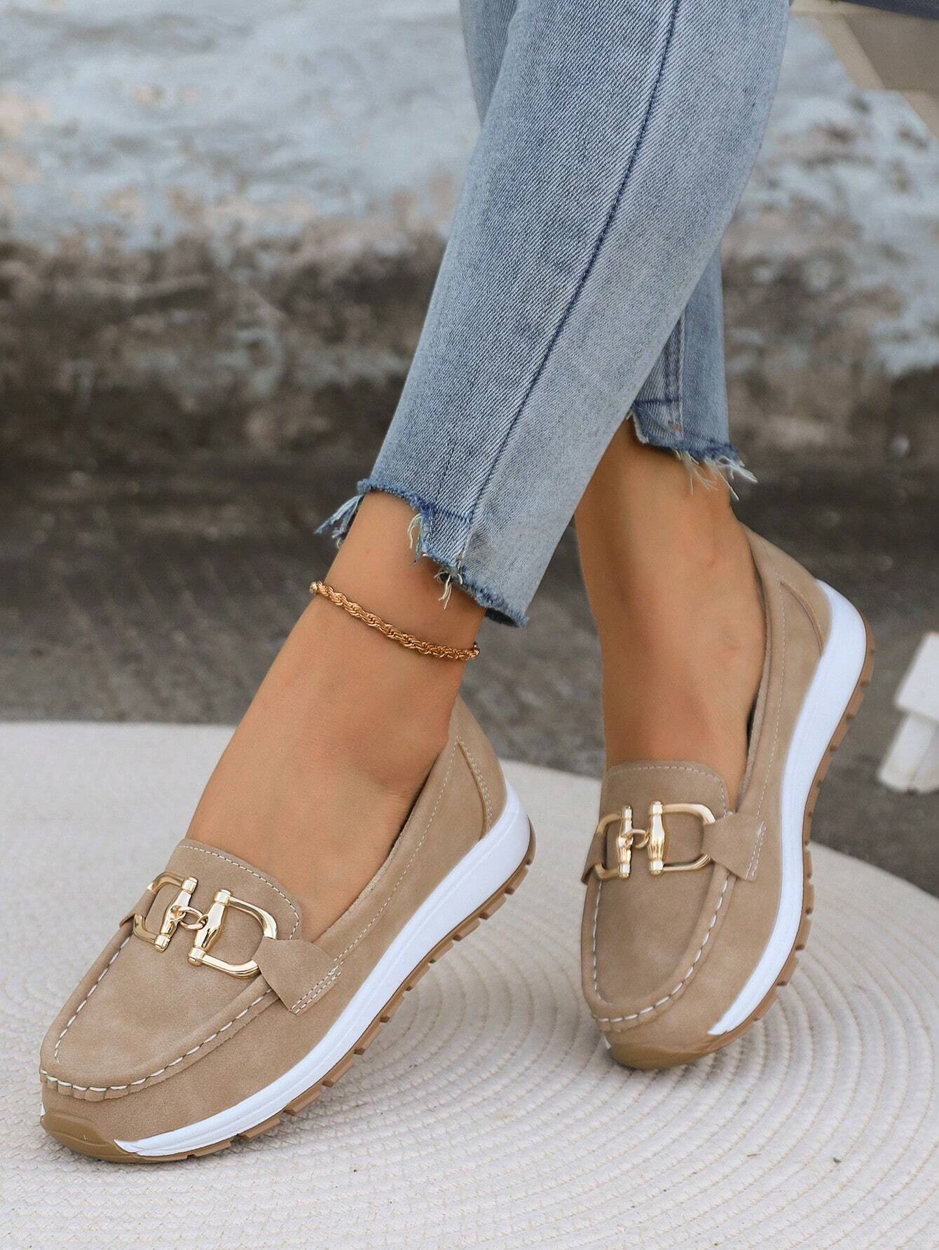 Mocasín de confort chic Vega Madrid Ellie, en color neutro, con diseño elegante y suela antideslizante visible en la imagen