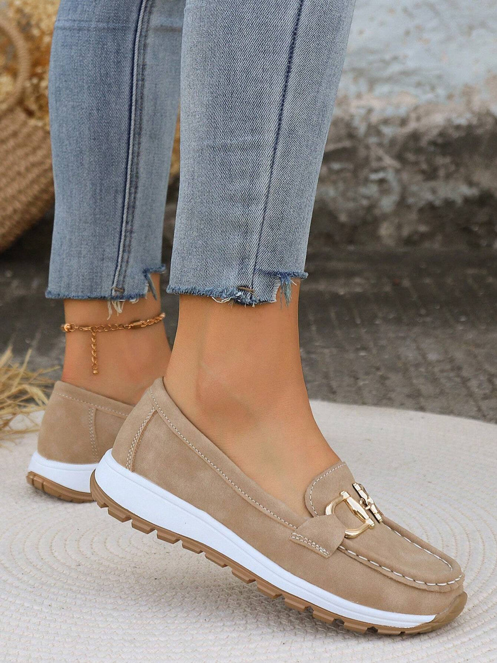 Mocasín de confort chic Ellie de Vega Madrid en color neutro, con diseño elegante y suela cómoda, ideal para uso diario.