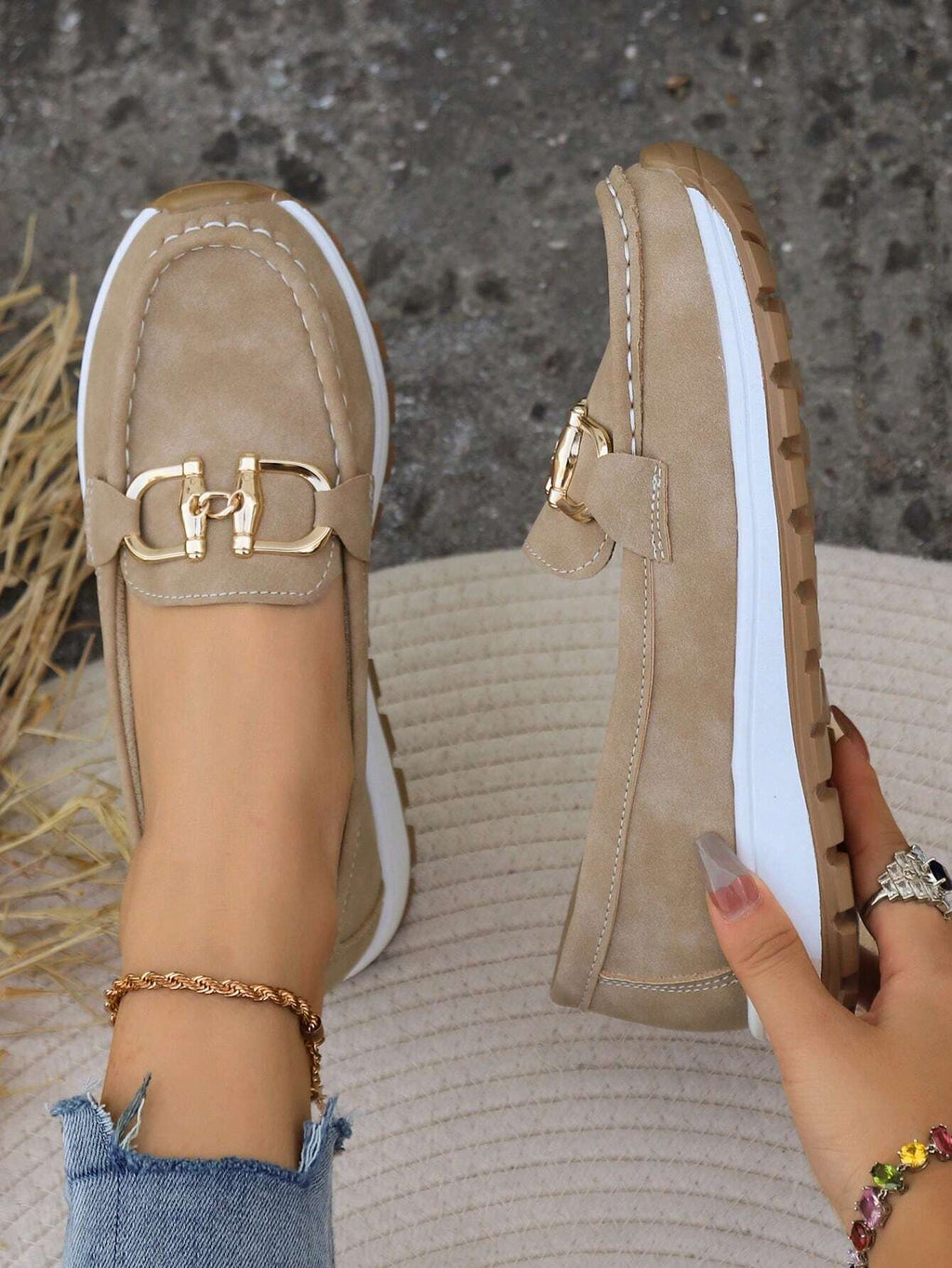 Mocasín de confort Chic Ellie de Vega Madrid en color beige, con suela acolchada y diseño elegante para mujer.
