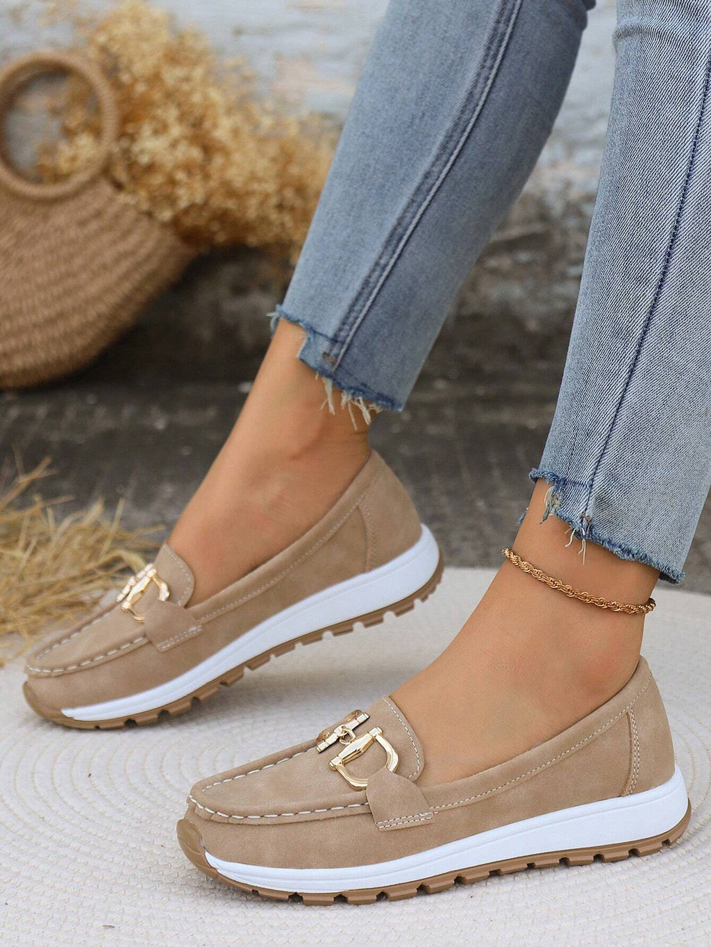 Mocasín de confort chic Ellie de Vega Madrid con diseño elegante en tonos neutros y suela cómoda.