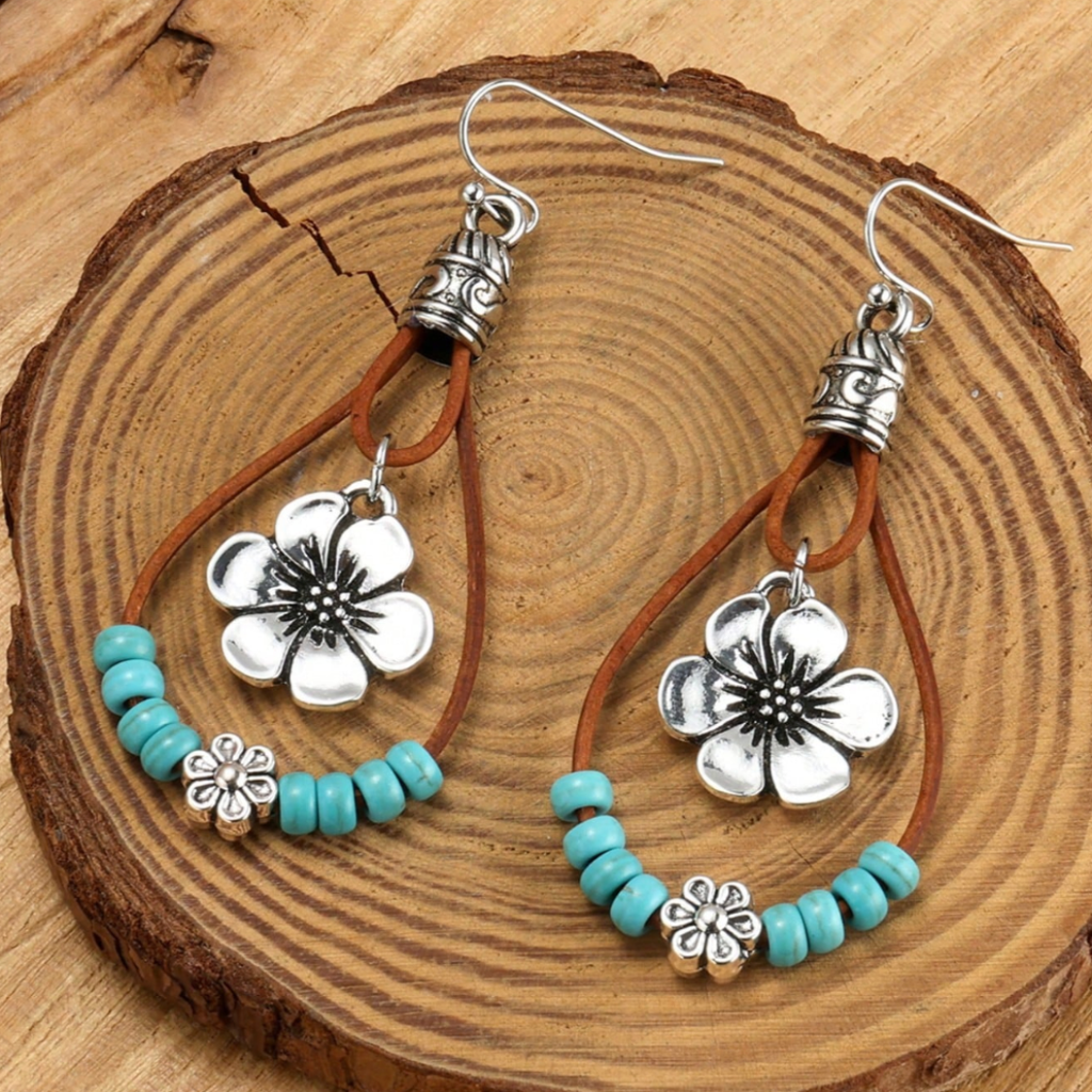Pendientes boho de plata con diseño floral y detalles en turquesa, de Vega Madrid, sobre fondo neutro.