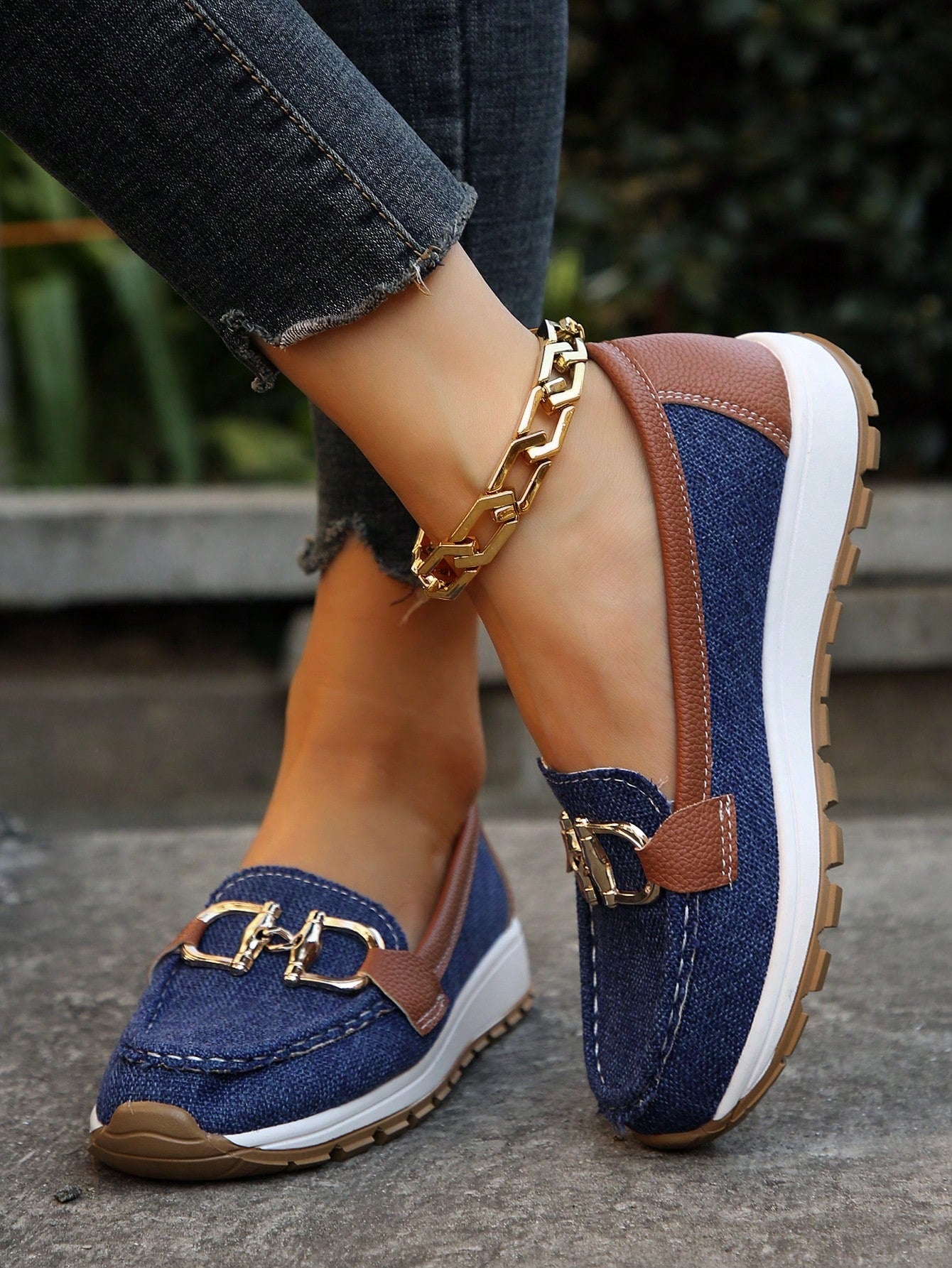 Mocasín de confort chic Ellie de Vega Madrid en color neutro, con suela acolchada y diseño elegante para uso casual y cómodo.