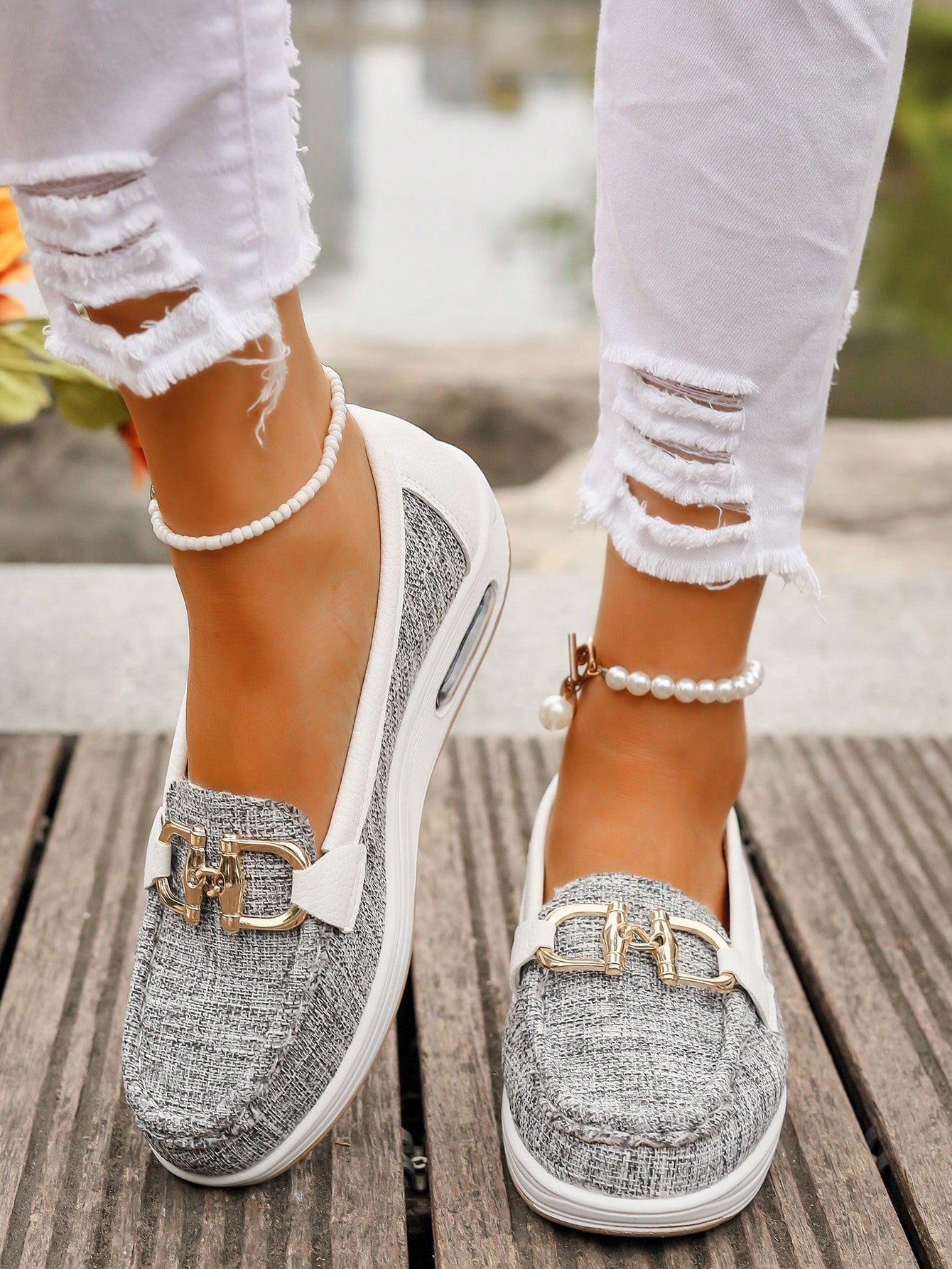 Mocasín de confort chic Vega Madrid Ellie en color neutro, con diseño elegante y suela cómoda para uso diario.