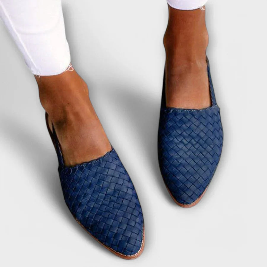 Mocasines trenzados Siena de Vega Madrid en color neutro, con diseño clásico y detalle de trenzado en la parte superior.