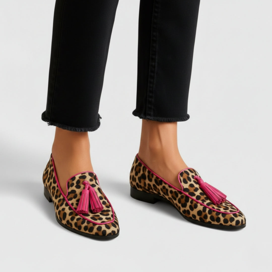 Mocasines elegantes Vega Madrid Xhyrene con suela antideslizante, en color negro, con diseño clásico y acabado de cuero suave.