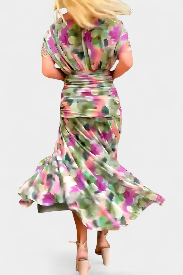 Vestido largo celeste de Vega Madrid con escote cruzado y tejido fluido, mostrando su diseño elegante y suave caída.