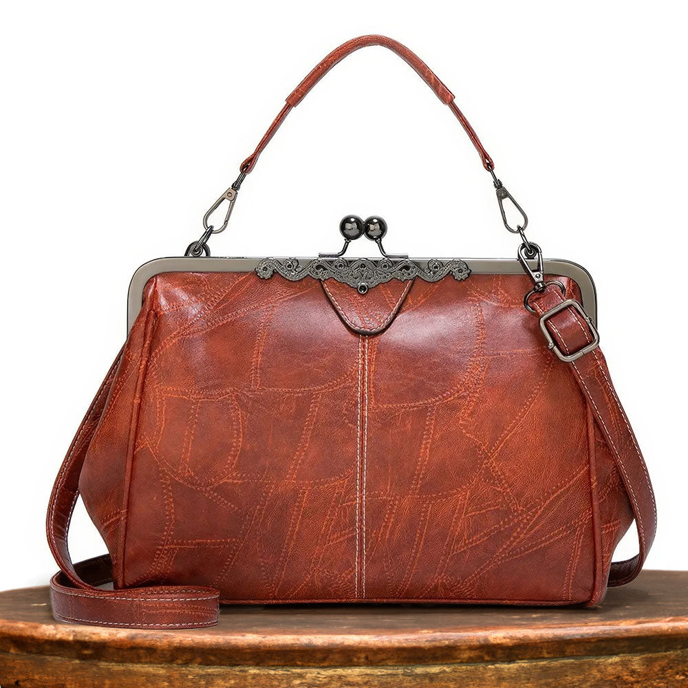 Bolso de piel Kiara de Vega Madrid, en color marrón, con asa ajustable y detalles elegantes, sobre fondo neutro.