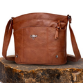 Bolso de hombro de piel Madeleine de Vega Madrid, con asas y detalles en cuero, en color neutro.