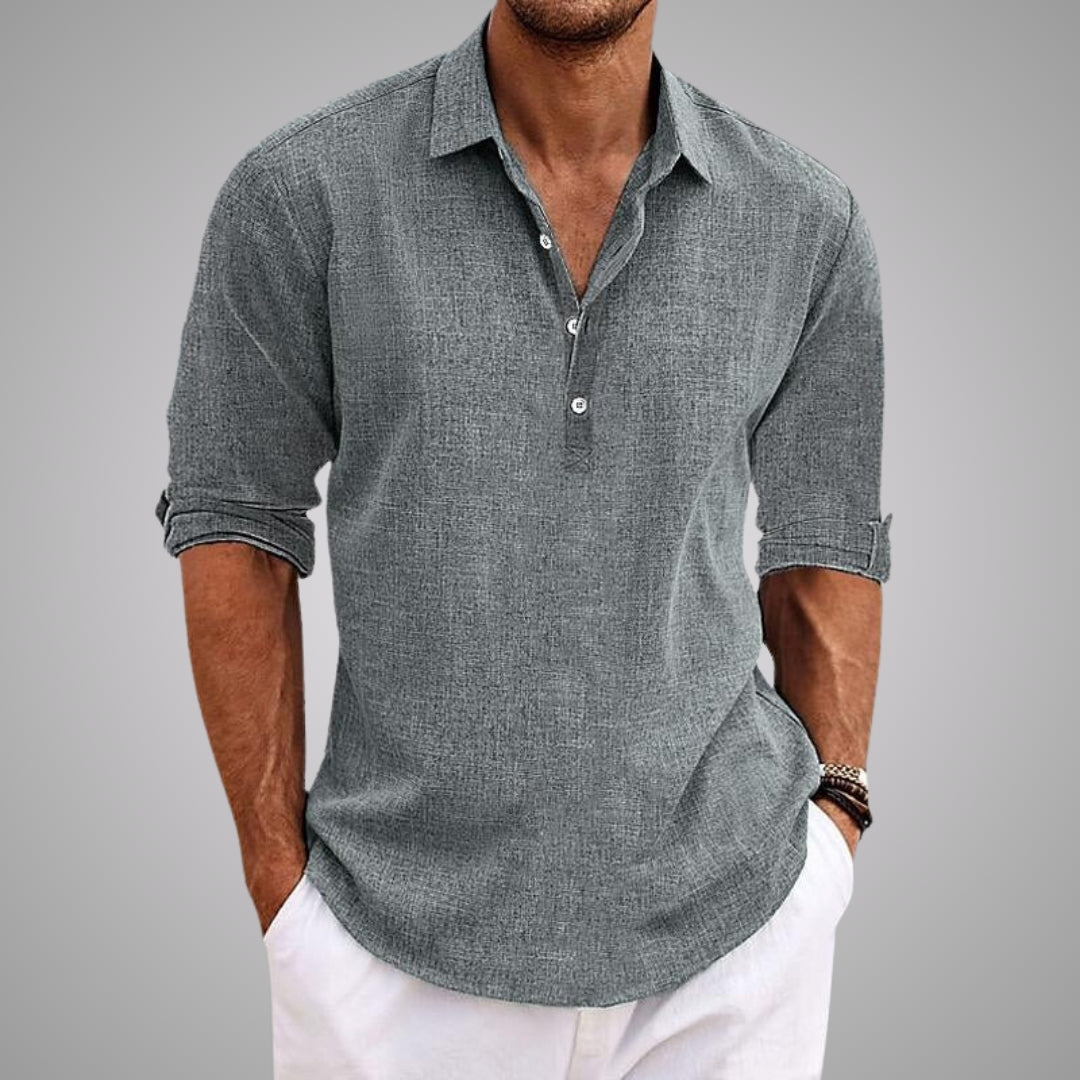 Camisa Riviera de Vega Madrid en color claro, con cuello y botones, estilo casual y elegante para hombres.