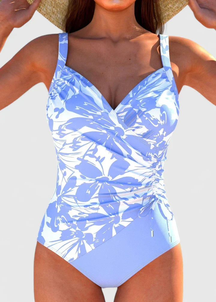 Bañador elegante Sorynelle de Vega Madrid, bikini de color sólido con diseño moderno y ajuste ceñido, en una playa soleada.