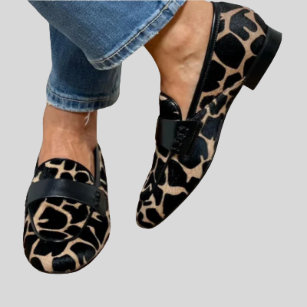 Mocasines Katie de Vega Madrid con estampado de leopardo, diseño elegante y cómodo para mujer.