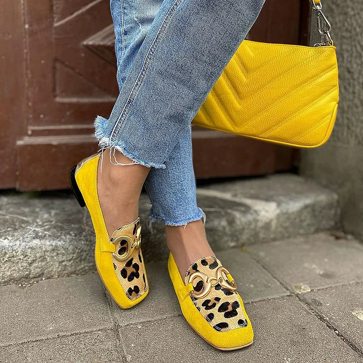 Mocasín Vega Madrid Stelle en estampado de leopardo mostaza, con diseño elegante y cómodo para mujer.