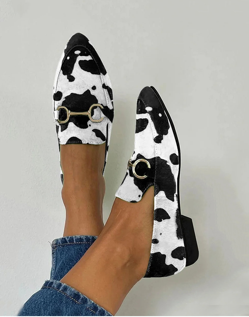 Mocasines estampados Diana de Vega Madrid con detalle de hebilla, calzado cómodo y elegante para mujer.