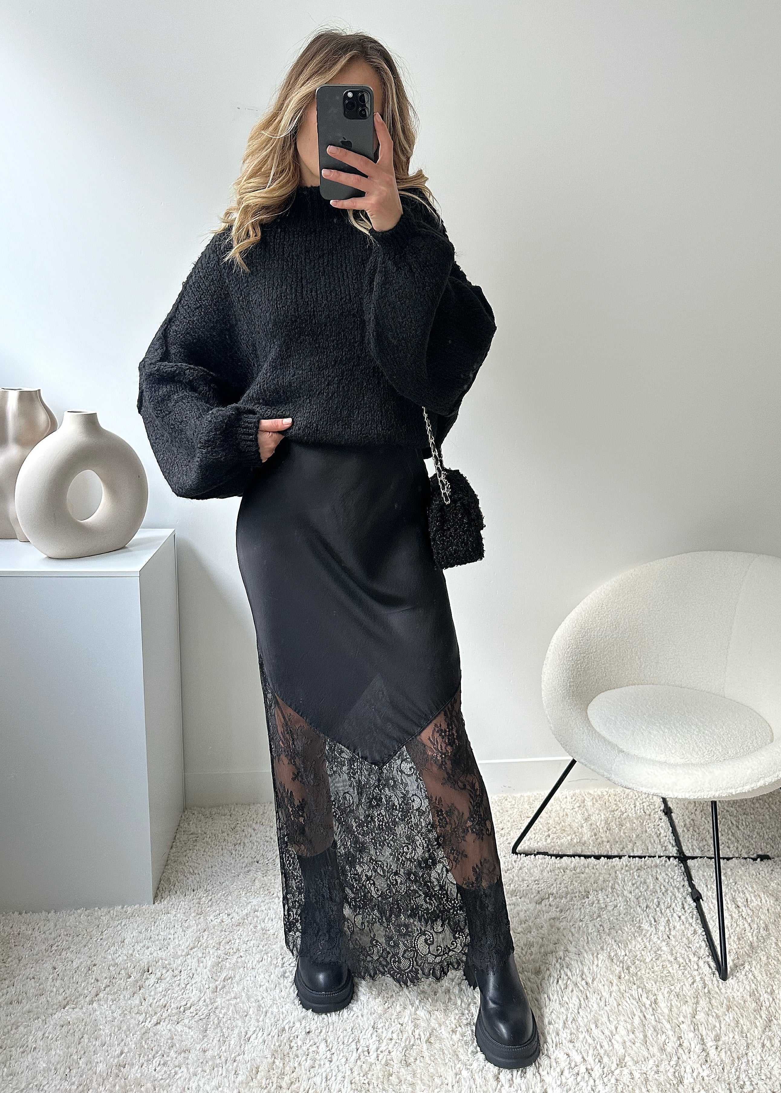 Falda elegante con encaje Laura de Vega Madrid, detalle de encaje y estilo sofisticado en color oscuro.
