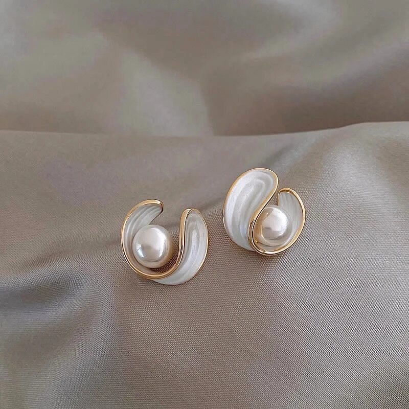 Pendientes Antoinette Luxe de Ópalo Blanco de Vega Madrid, pendientes de perlas y esmalte coreano para mujer.