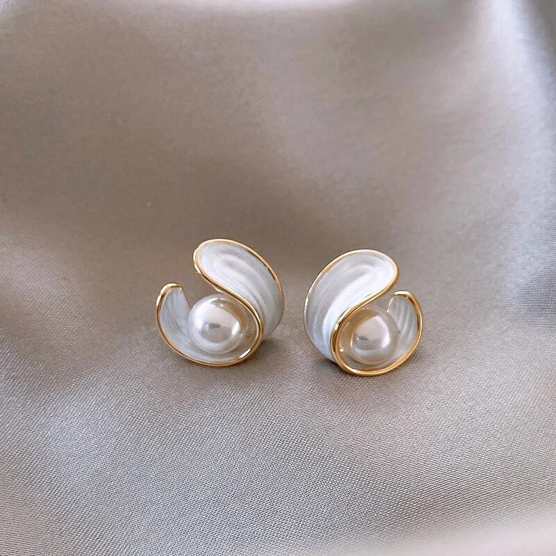 Pendientes Antoinette Luxe de Ópalo Blanco de Vega Madrid, pendientes de tuerca con perlas y esmalte coreano para mujer.