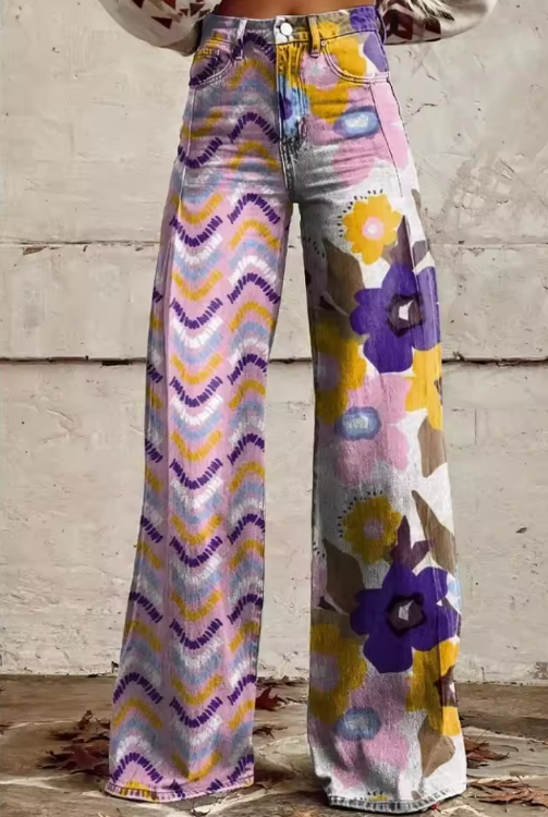 Pantalón retro floral Luna de Vega Madrid, diseño colorido y vintage, con estampado de flores en tela ligera y cómoda.