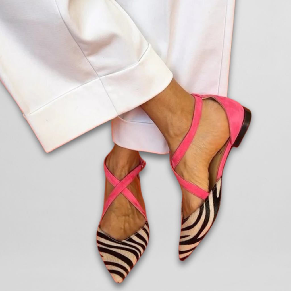 Bailarina rosa con cebra de Vega Madrid, zapato plano para mujer, diseño divertido y cómodo, vista lateral en color rosa y negro.