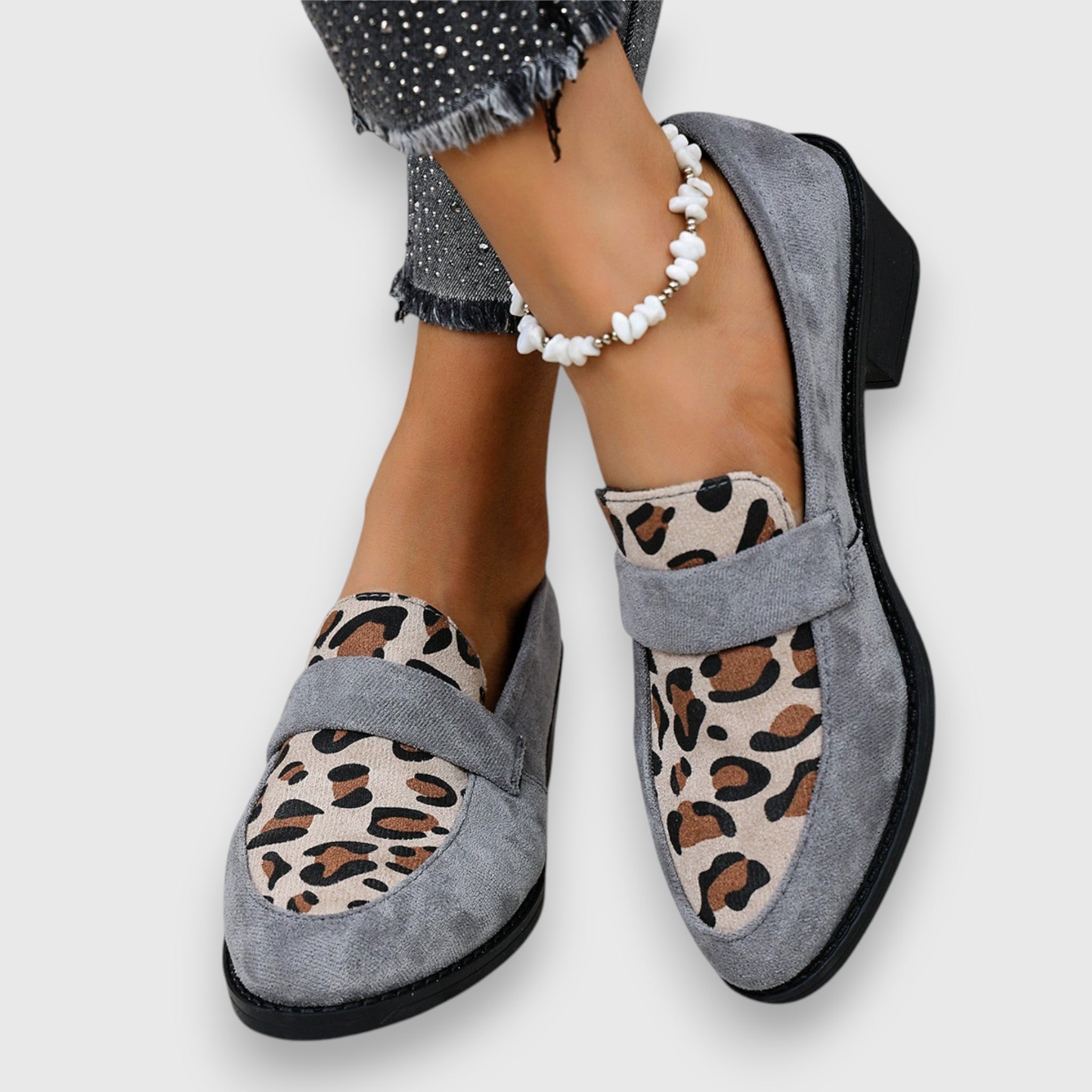 Mocasín safari chic Brunika de Vega Madrid, en color neutro, con diseño elegante y detalles de estilo safari en la imagen.