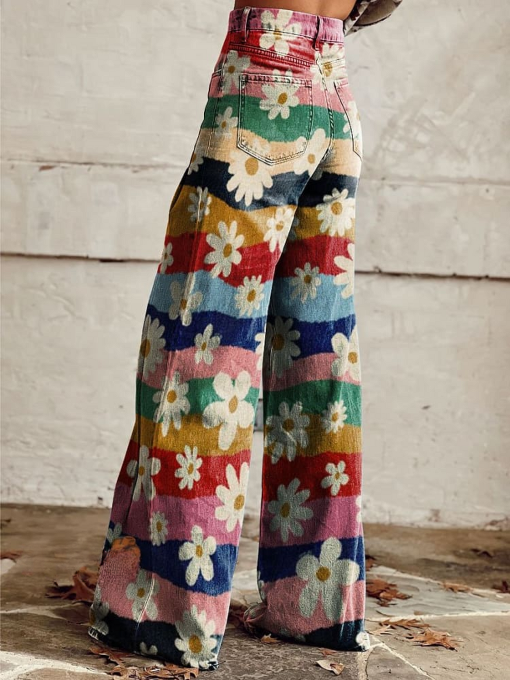 Pantalón vintage Julieta de Vega Madrid con estampado de margaritas, corte recto y tela de algodón en color azul claro.