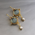 Pendientes vintage de perlas de Vega Madrid, con diseño elegante y detalles en perlas blancas y metal dorado.