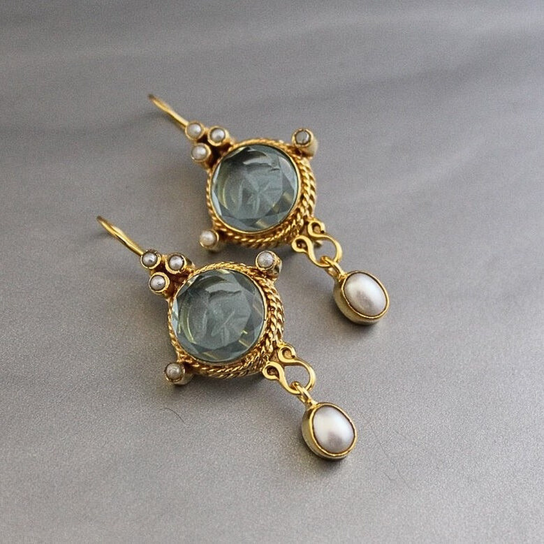 Pendientes vintage de perlas de Vega Madrid, con diseño elegante y detalles en perlas blancas y metal dorado.