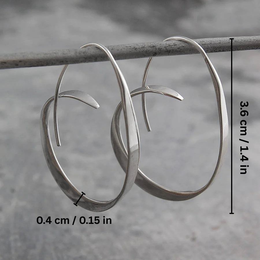 Pendientes de espiral de Vega Madrid, diseño elegante de 3.6 cm con acabado brillante, ideales para complementar cualquier estilo.