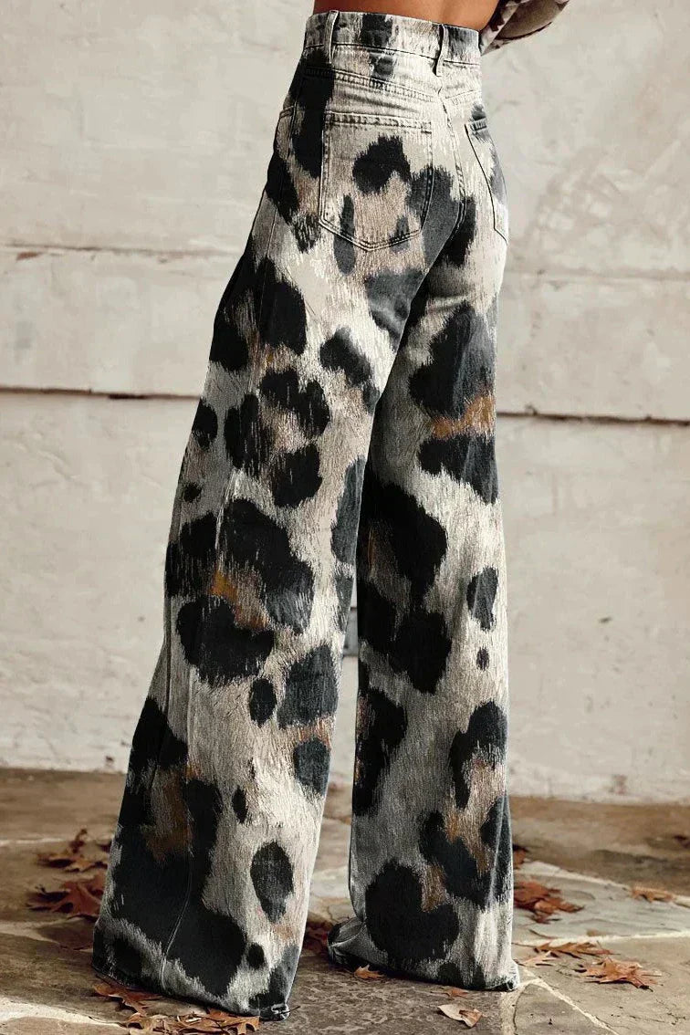 Pantalón leopardado elegante Luciana de Vega Madrid, tela suave con estampado de leopardo en tonos marrón y negro.