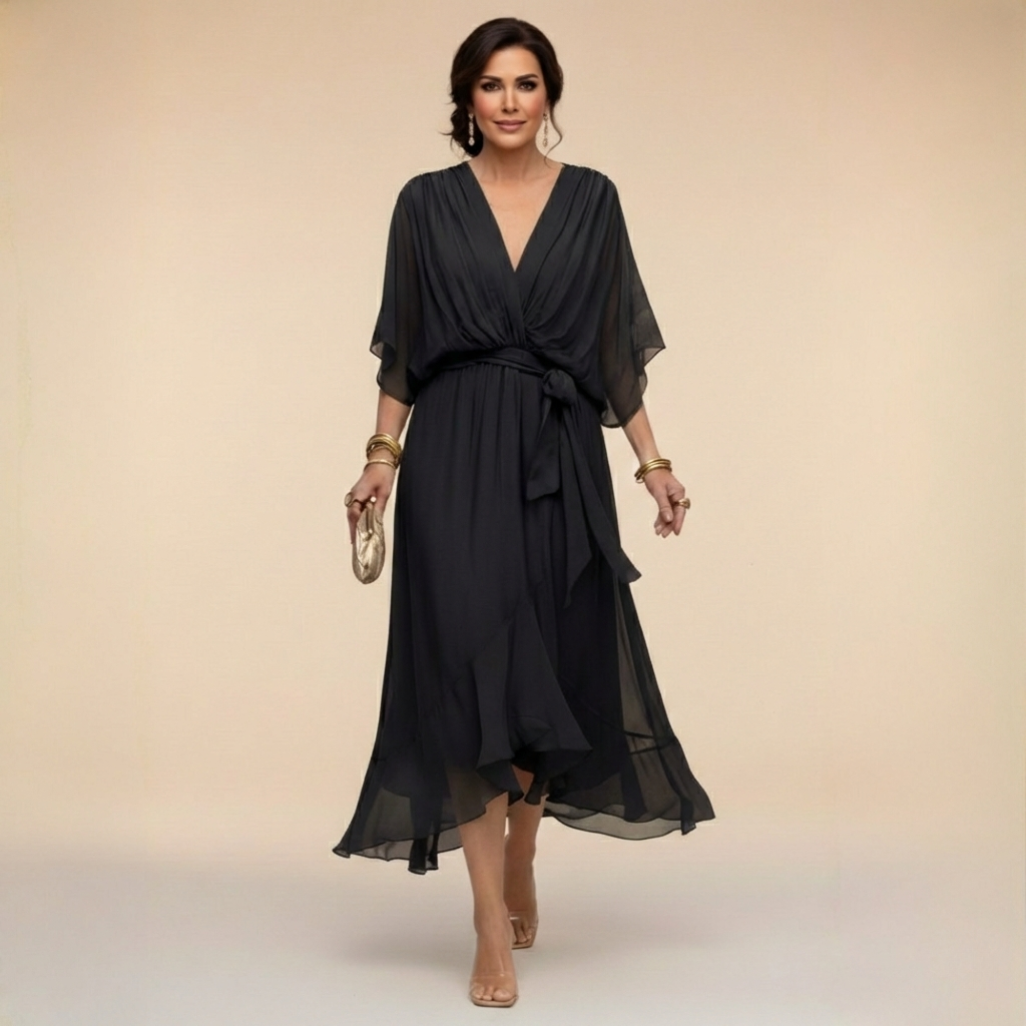 Vestido Mónica de Vega Madrid con escote en V, en color negro y diseño elegante, mostrando la parte superior y escote en V.